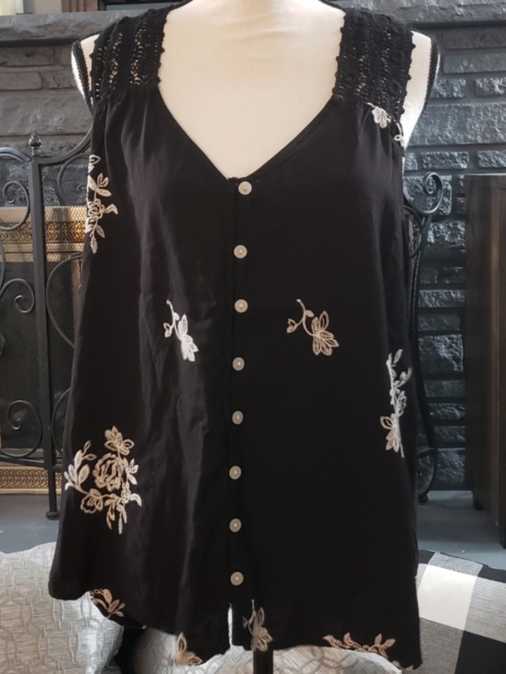 Black Sleeveless Button-Front Floral Tank Top